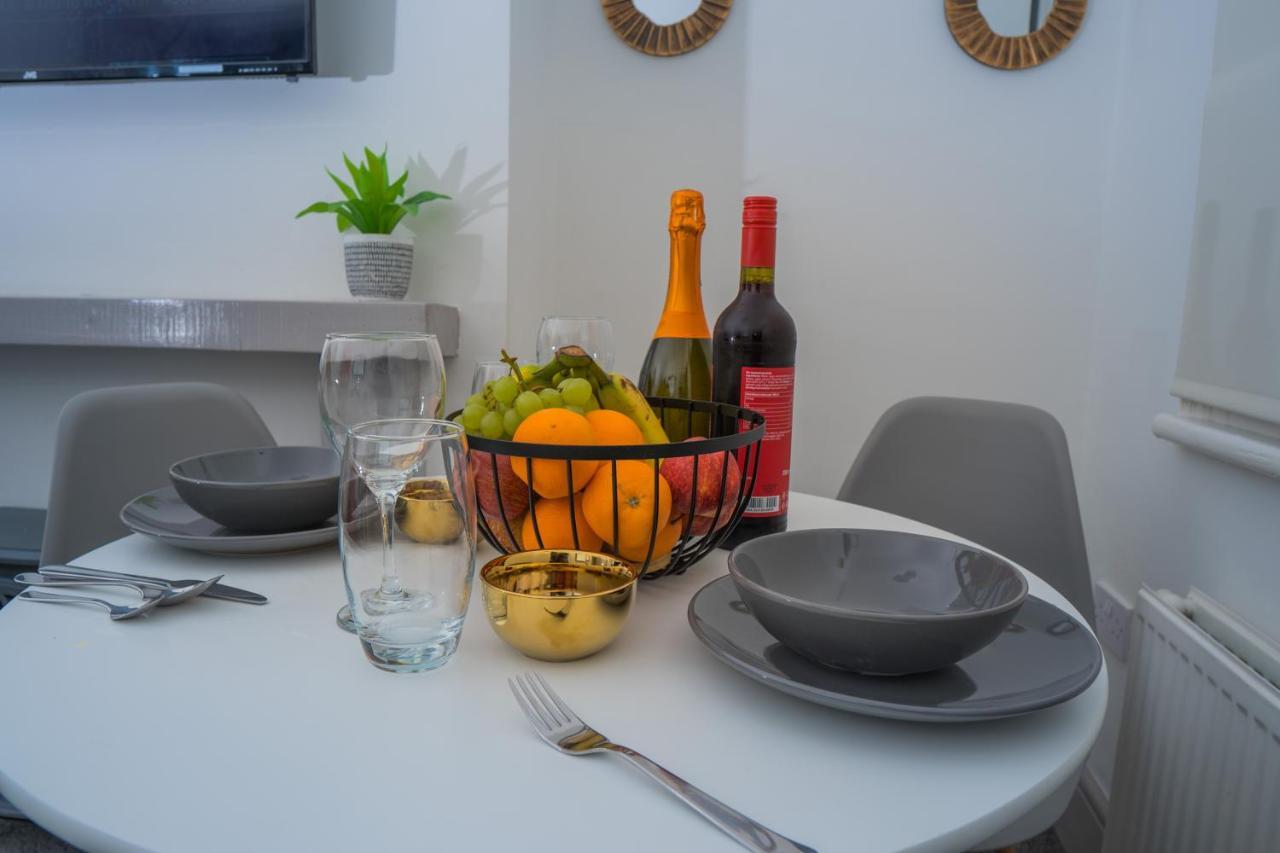 The Highfield Villa, 5 Bedrooms, Northampton Centre, Sleeps 10 Екстериор снимка