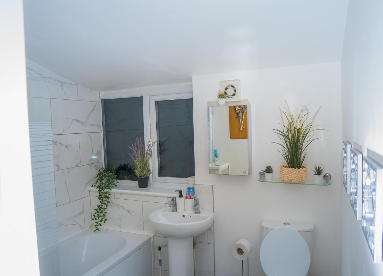 The Highfield Villa, 5 Bedrooms, Northampton Centre, Sleeps 10 Екстериор снимка