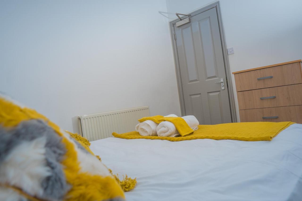 The Highfield Villa, 5 Bedrooms, Northampton Centre, Sleeps 10 Екстериор снимка