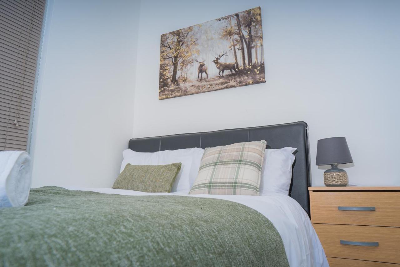 The Highfield Villa, 5 Bedrooms, Northampton Centre, Sleeps 10 Екстериор снимка