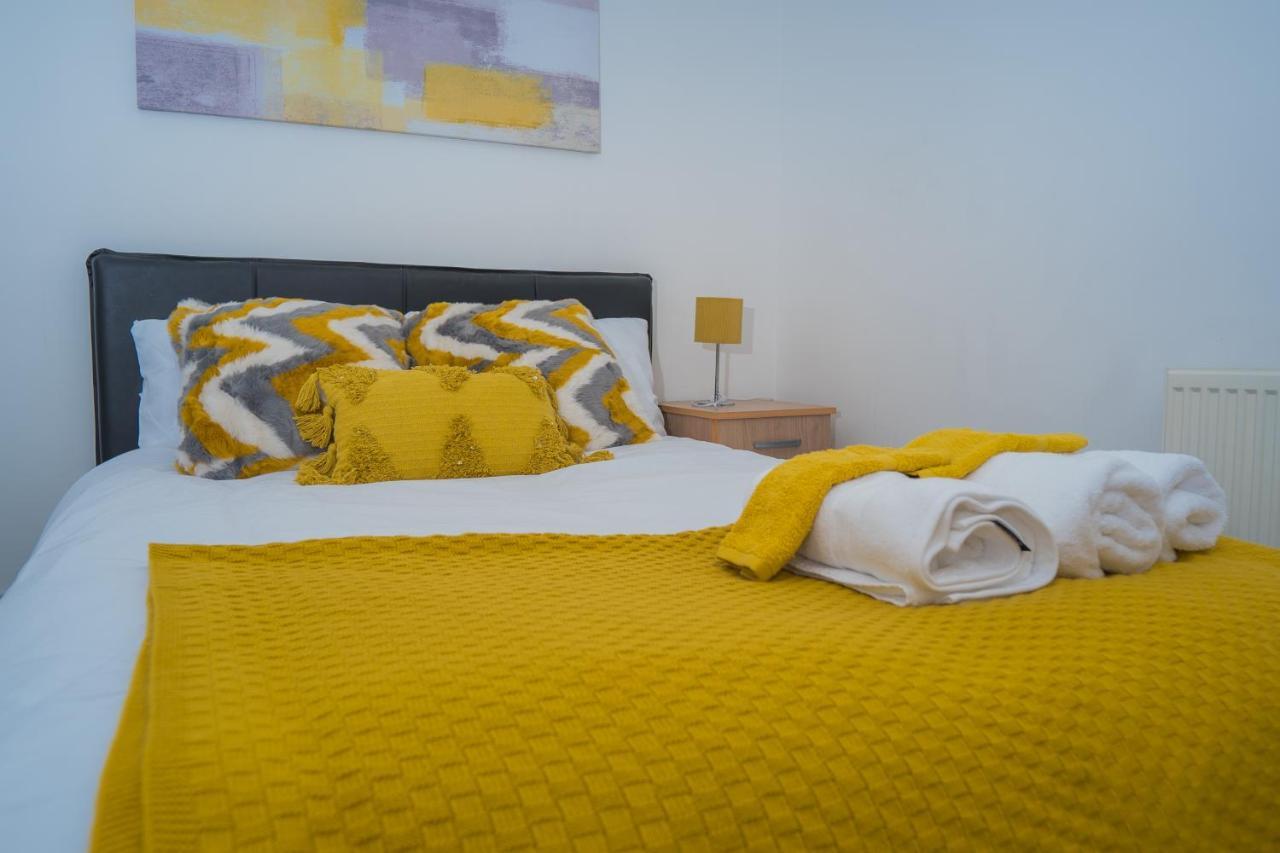 The Highfield Villa, 5 Bedrooms, Northampton Centre, Sleeps 10 Екстериор снимка