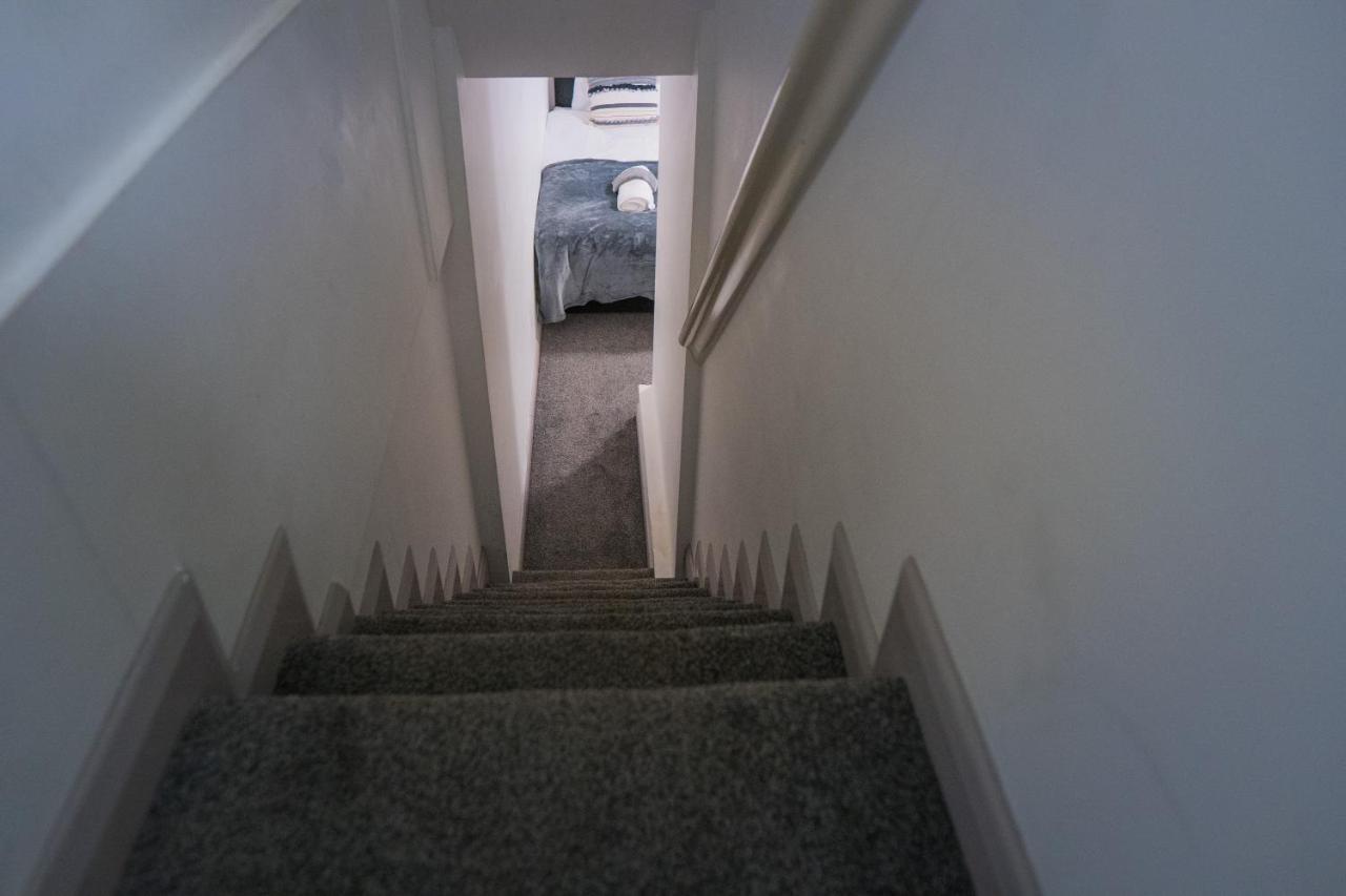 The Highfield Villa, 5 Bedrooms, Northampton Centre, Sleeps 10 Екстериор снимка