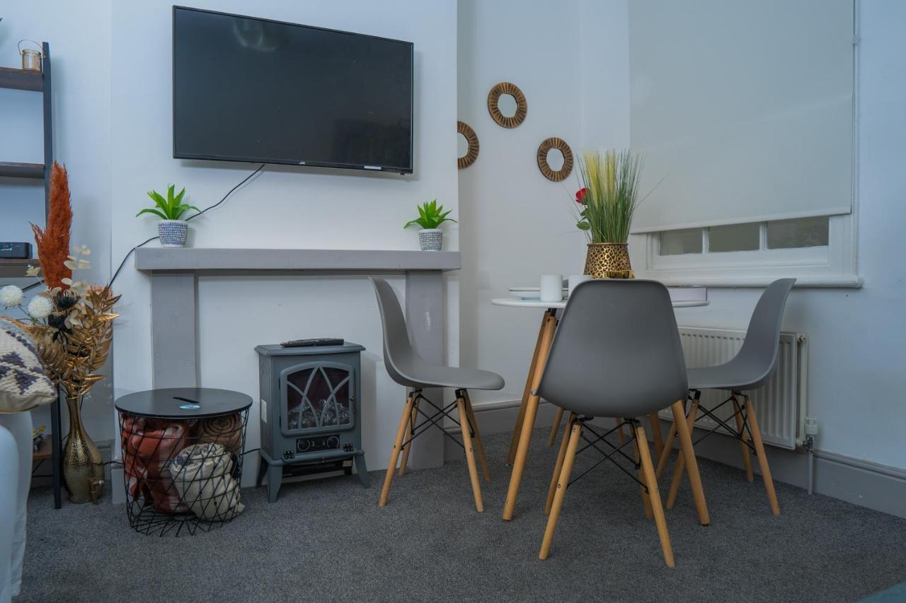 The Highfield Villa, 5 Bedrooms, Northampton Centre, Sleeps 10 Екстериор снимка