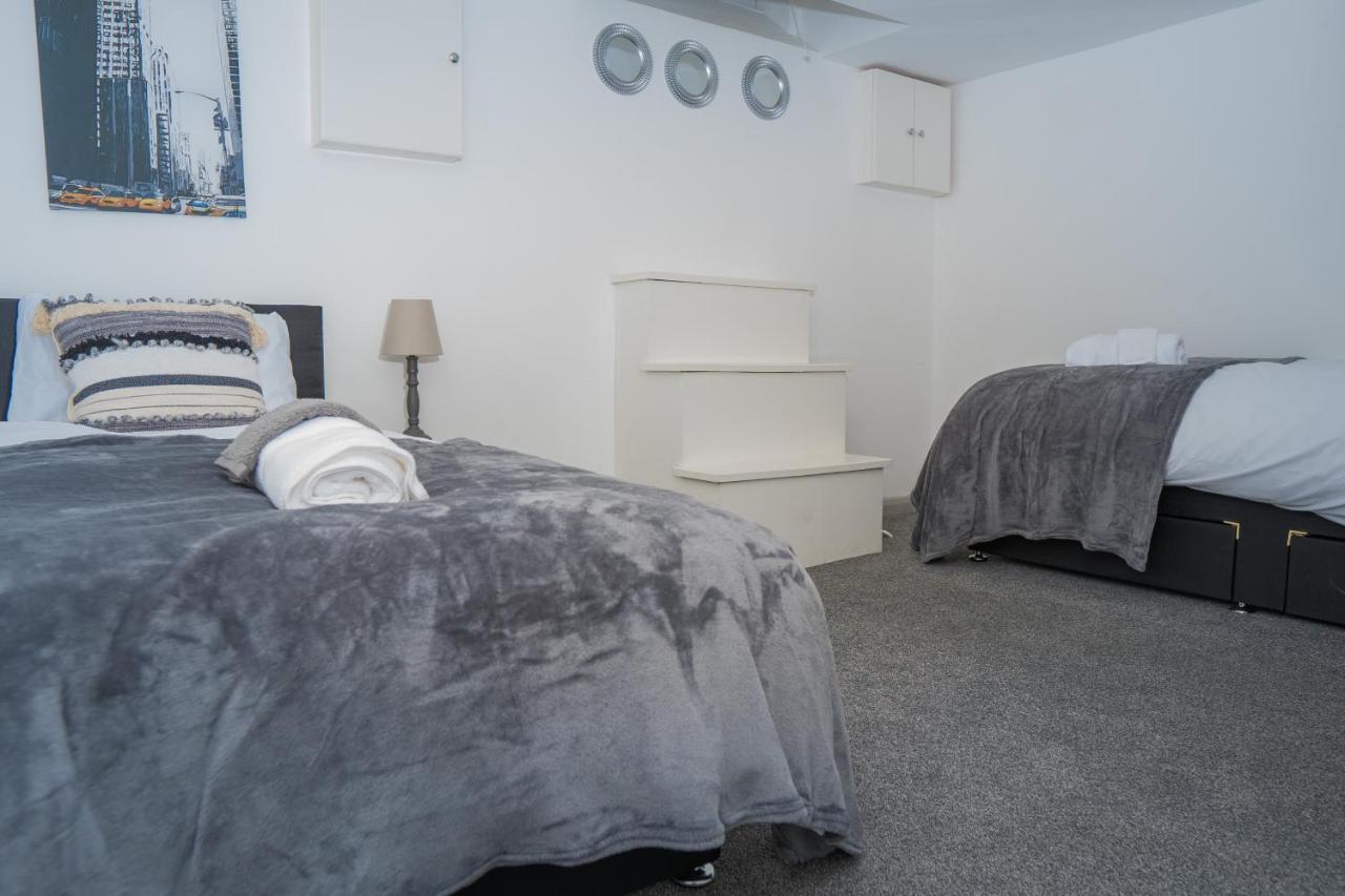 The Highfield Villa, 5 Bedrooms, Northampton Centre, Sleeps 10 Екстериор снимка
