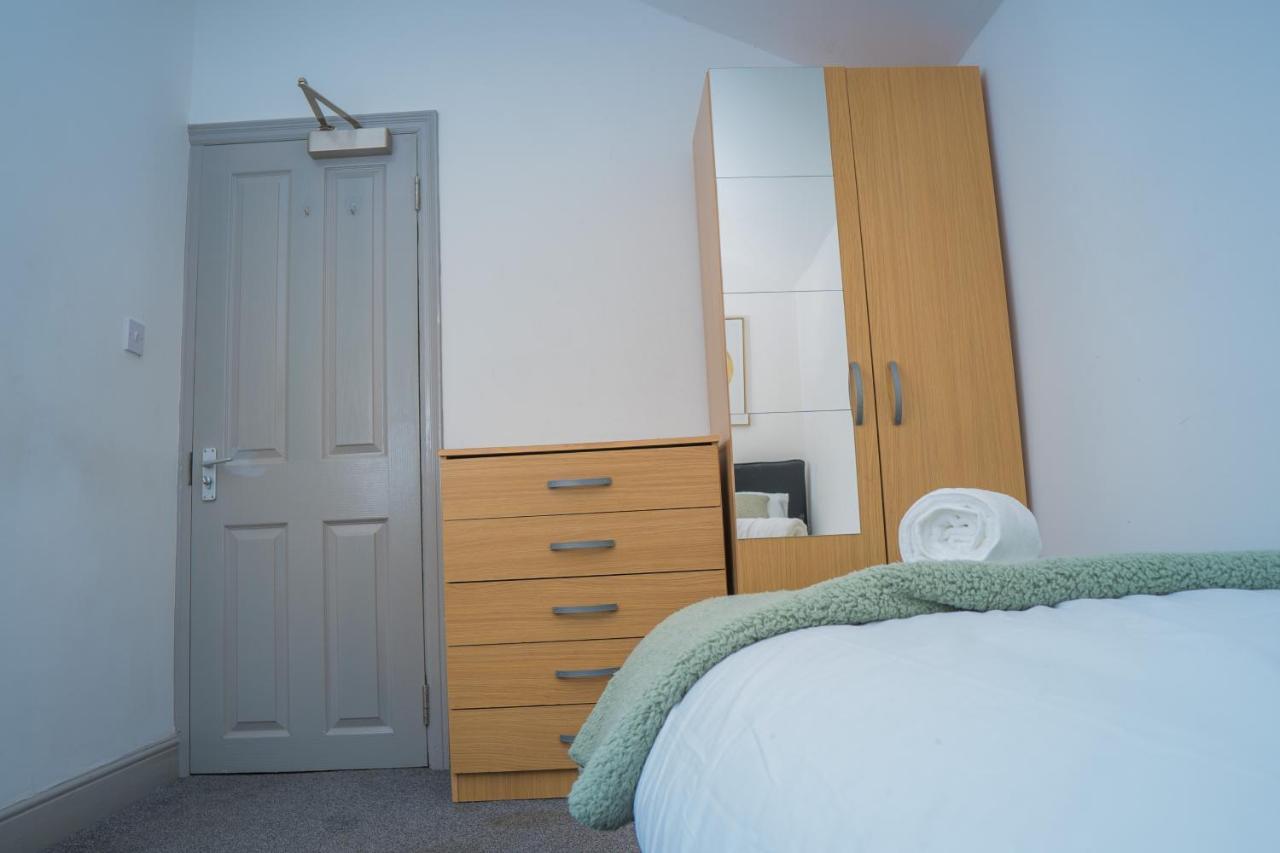 The Highfield Villa, 5 Bedrooms, Northampton Centre, Sleeps 10 Екстериор снимка