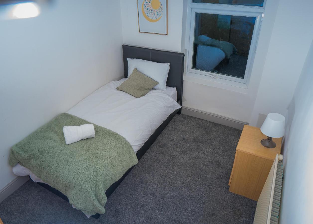 The Highfield Villa, 5 Bedrooms, Northampton Centre, Sleeps 10 Екстериор снимка