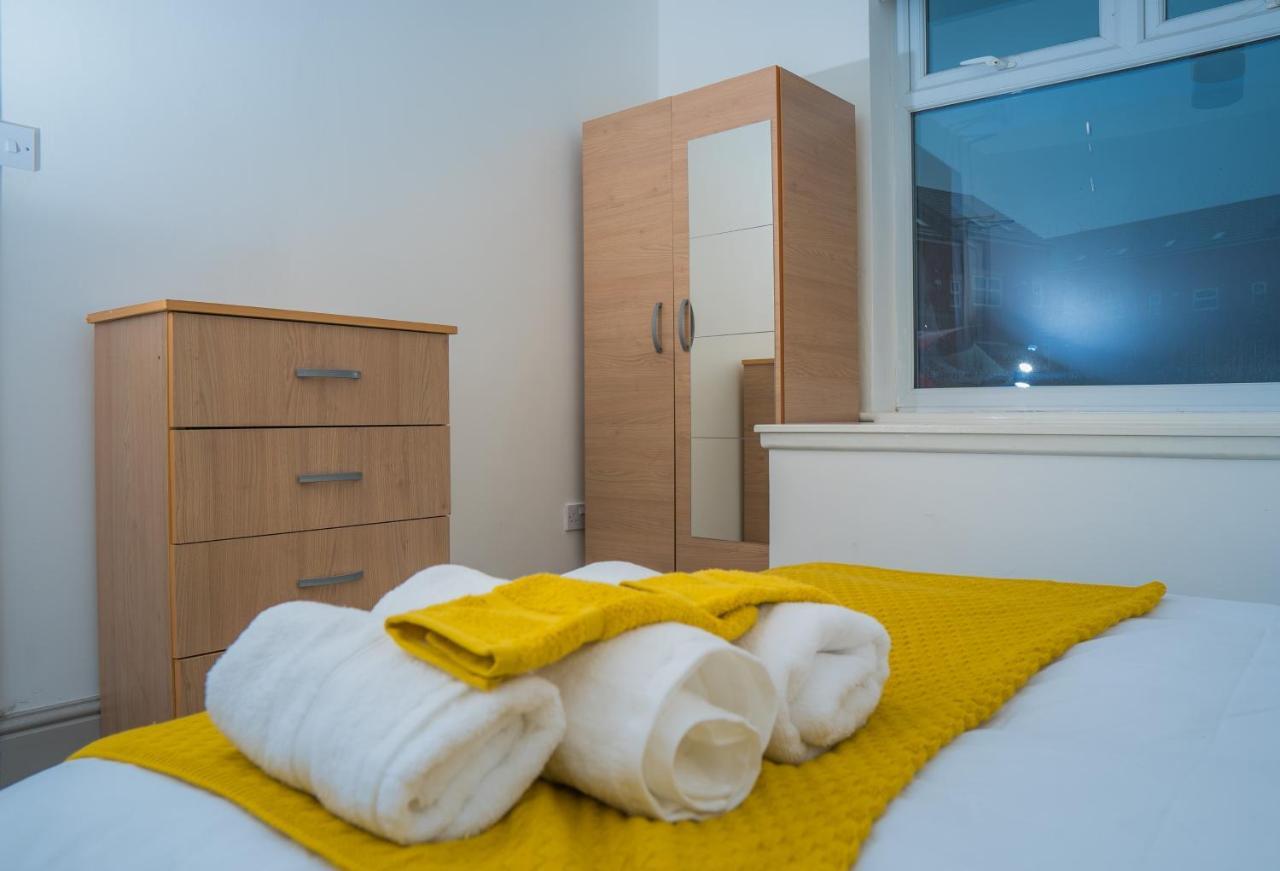 The Highfield Villa, 5 Bedrooms, Northampton Centre, Sleeps 10 Екстериор снимка