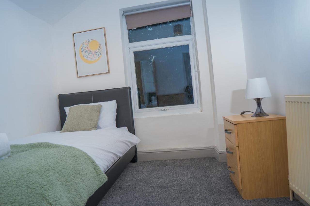 The Highfield Villa, 5 Bedrooms, Northampton Centre, Sleeps 10 Екстериор снимка
