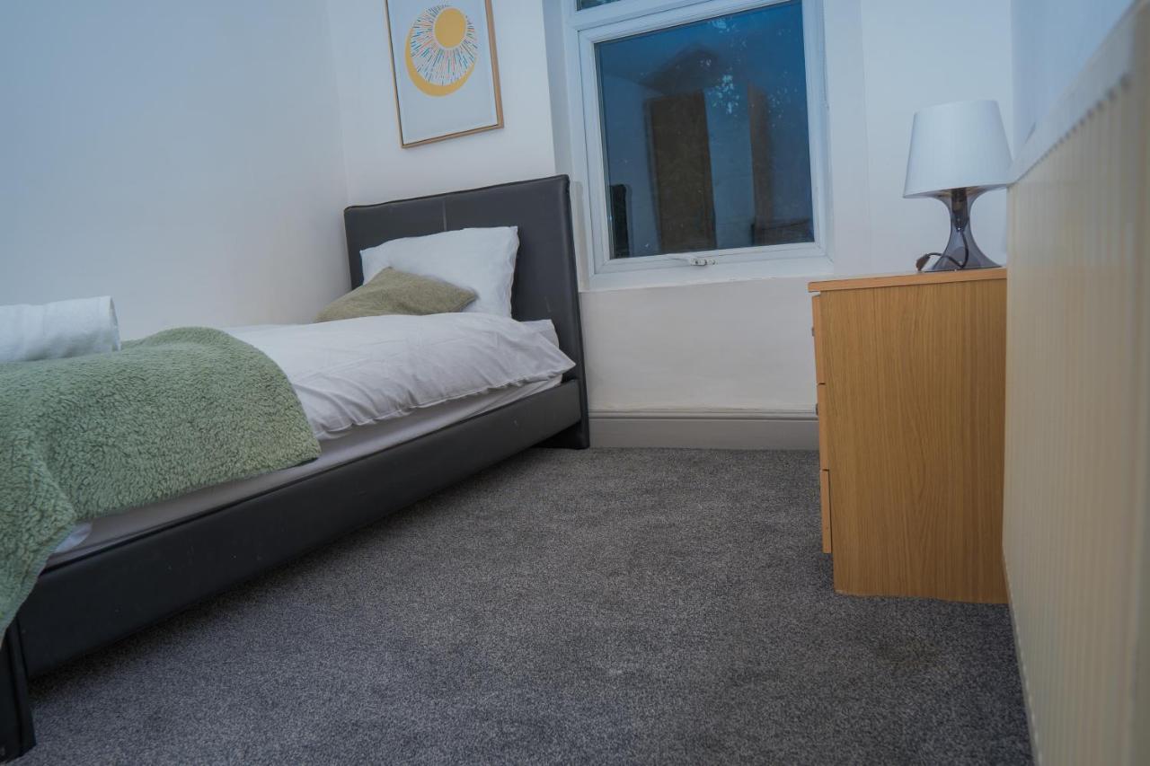 The Highfield Villa, 5 Bedrooms, Northampton Centre, Sleeps 10 Екстериор снимка