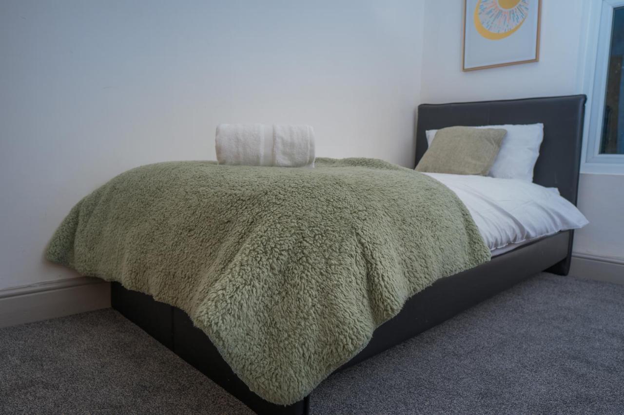 The Highfield Villa, 5 Bedrooms, Northampton Centre, Sleeps 10 Екстериор снимка