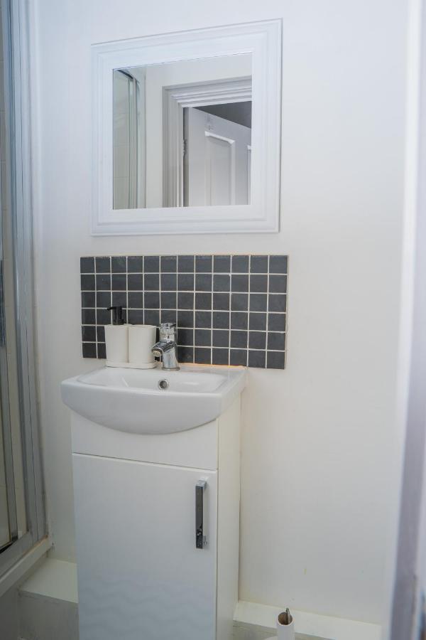The Highfield Villa, 5 Bedrooms, Northampton Centre, Sleeps 10 Екстериор снимка