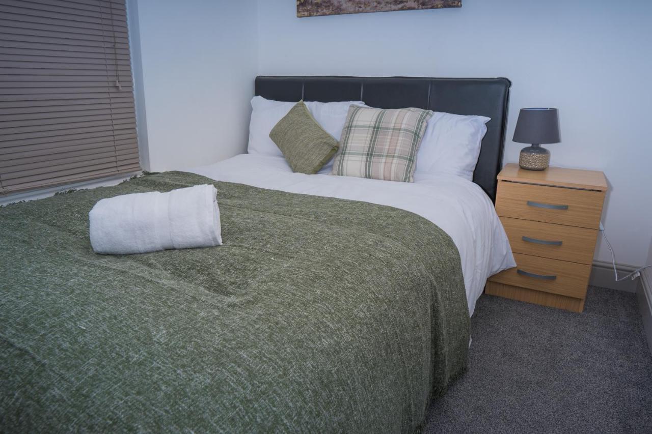 The Highfield Villa, 5 Bedrooms, Northampton Centre, Sleeps 10 Екстериор снимка
