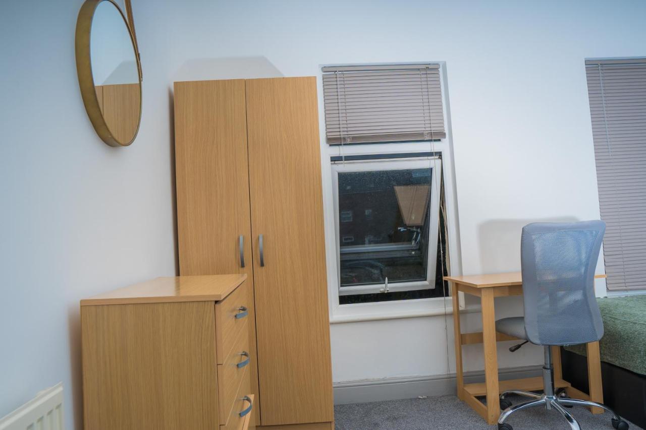 The Highfield Villa, 5 Bedrooms, Northampton Centre, Sleeps 10 Екстериор снимка
