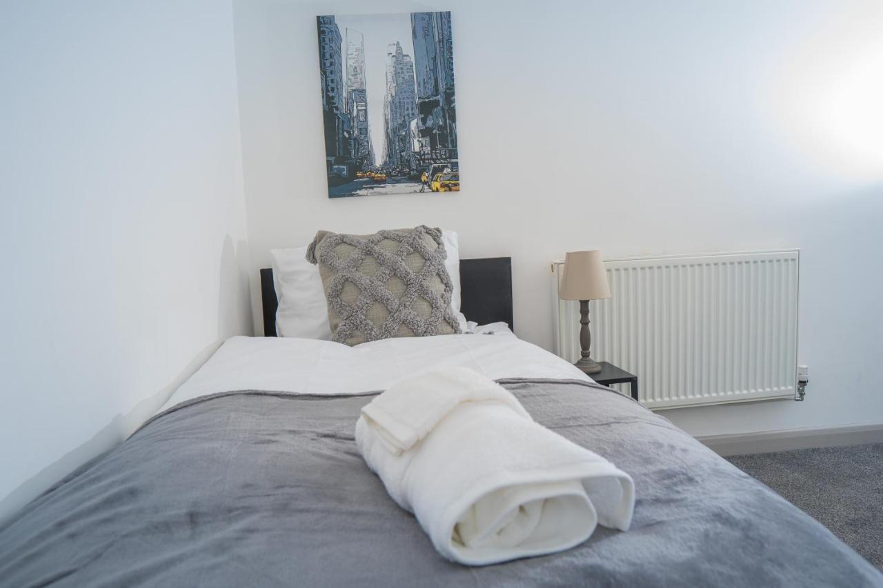 The Highfield Villa, 5 Bedrooms, Northampton Centre, Sleeps 10 Екстериор снимка