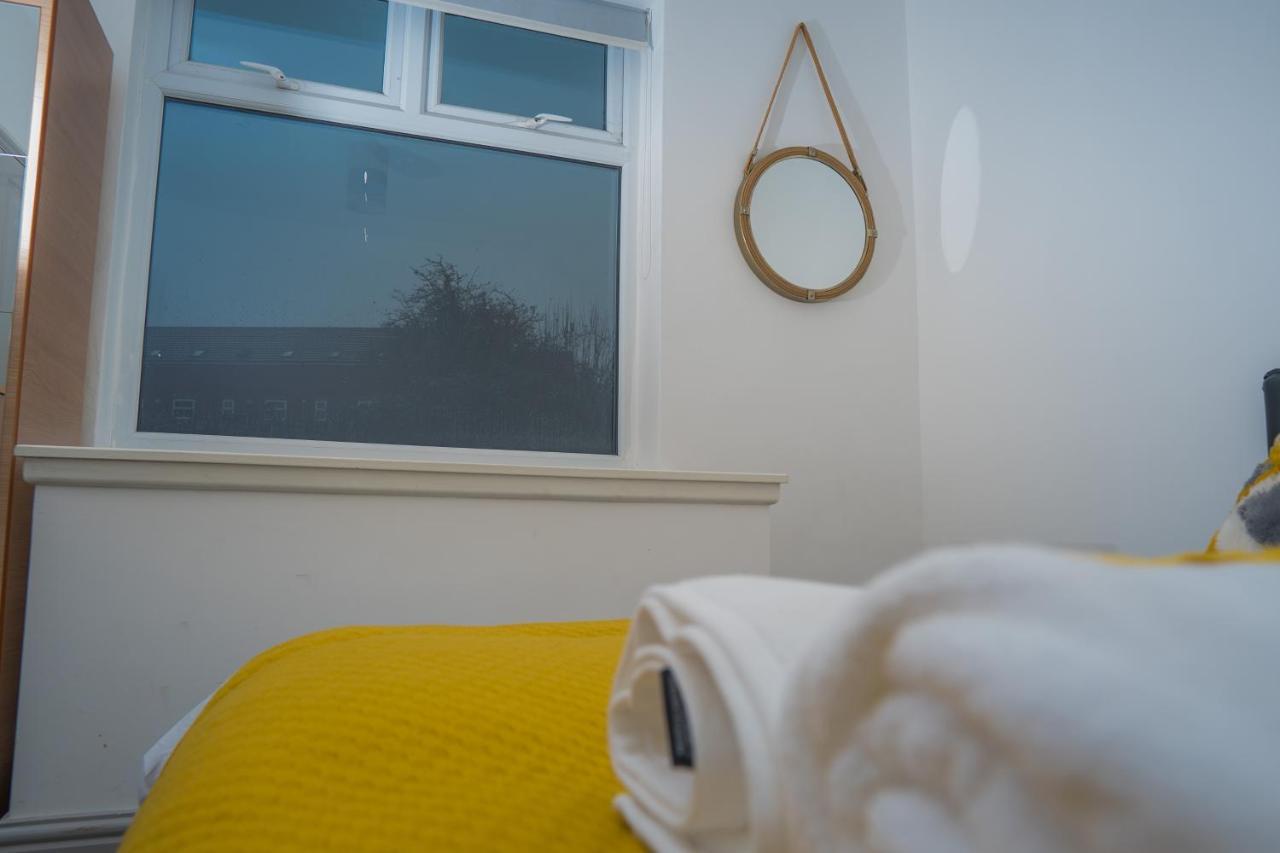 The Highfield Villa, 5 Bedrooms, Northampton Centre, Sleeps 10 Екстериор снимка
