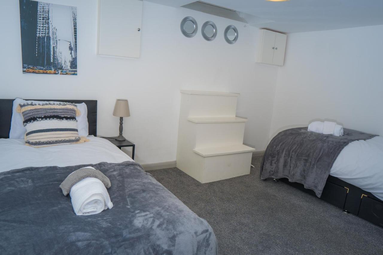 The Highfield Villa, 5 Bedrooms, Northampton Centre, Sleeps 10 Екстериор снимка